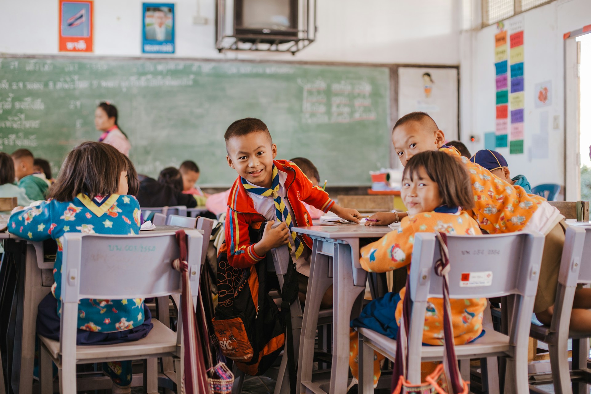 Niños en clase aprendiendo inglés en Badalona